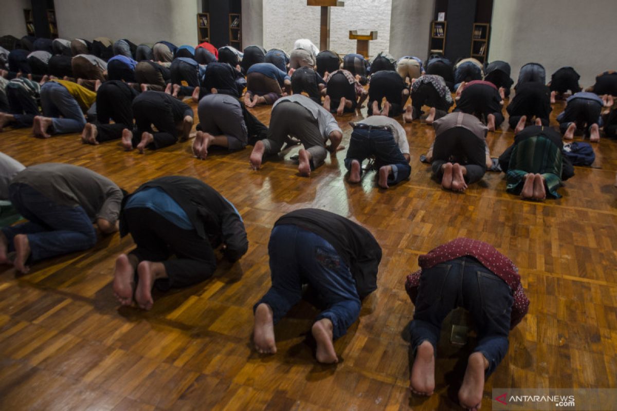 Motivator positif corona, Masjid Salman ITB ditutup