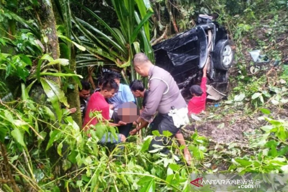 Mobil Toyota Rush masuk jurang di Lubuk Selasih, akibatkan satu korban meninggal