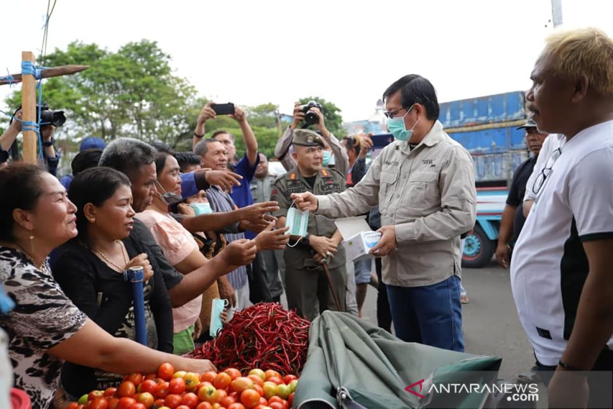 Wali Kota Manado bagikan masker gratis di pasar bersehati