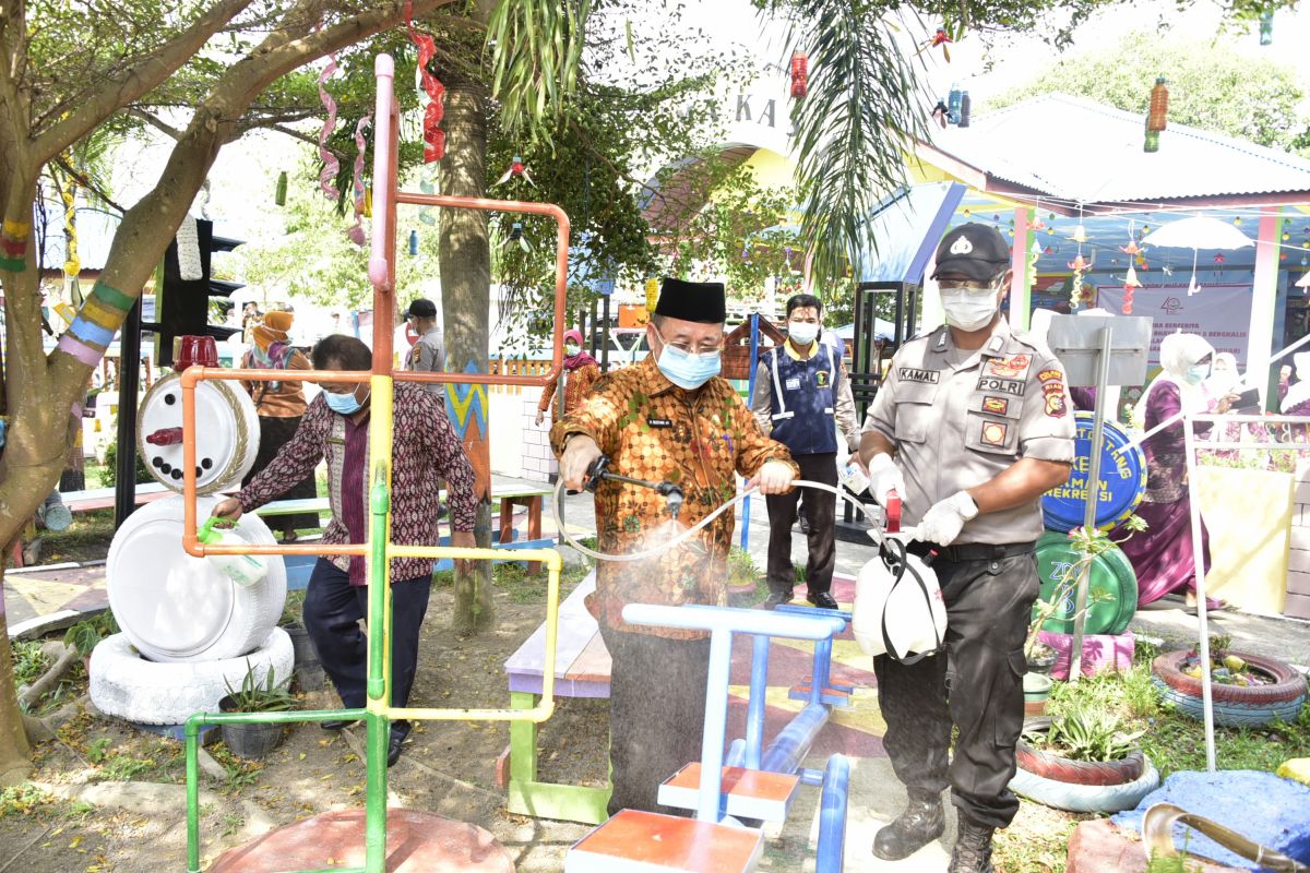 Lawan Corona, Pemkab Bengkalis semprot disinfektan di sejumlah fasilitas umum