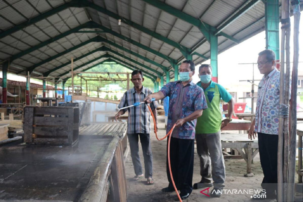 Puluhan pasar tradisional di Sijunjung mulai disemprot disinfektan