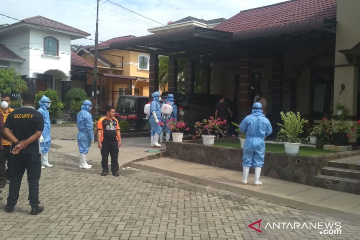 Rumah dan lingkungan warga positif COVID-19 di Pekanbaru disemprot disinfektan