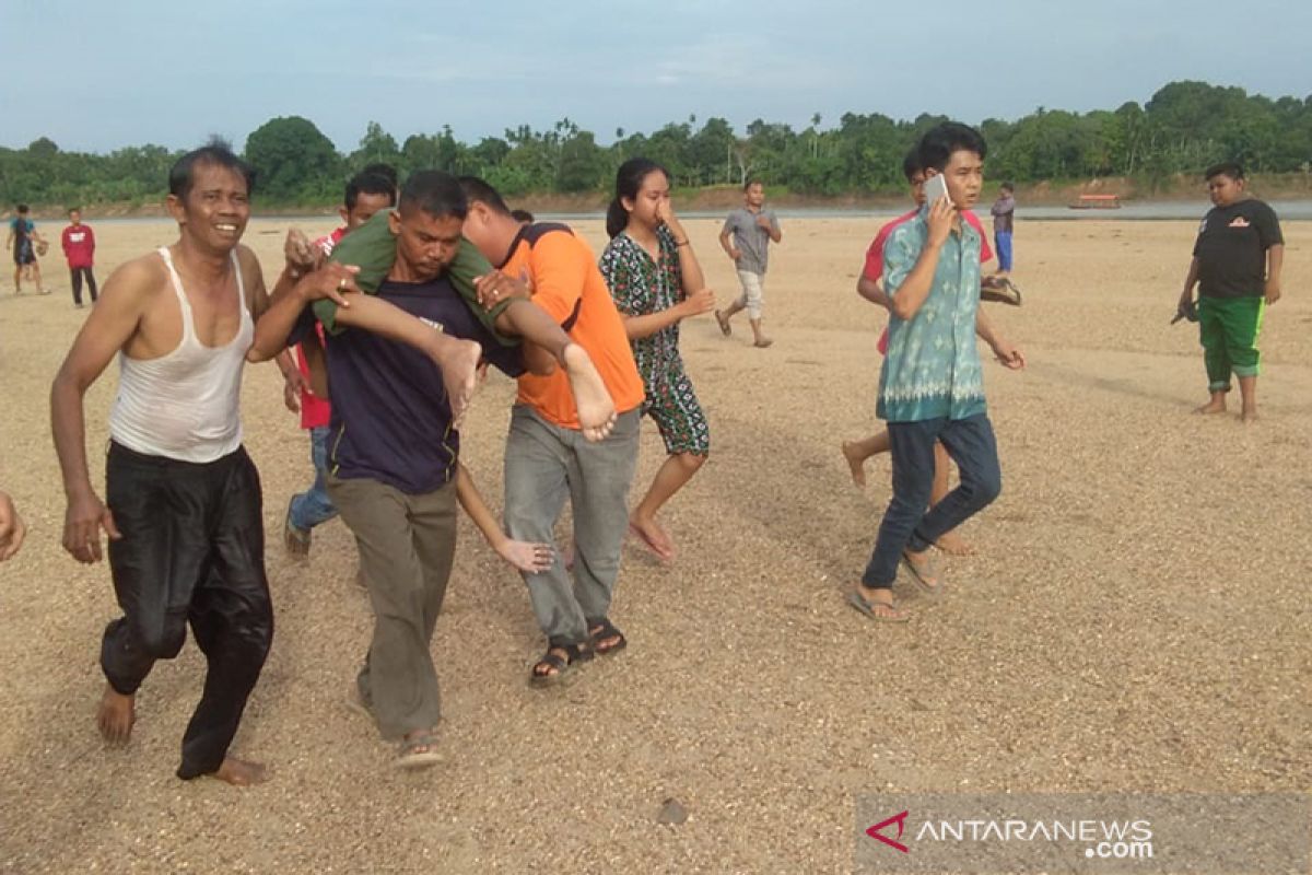 Petugas Basarnas terus cari dua warga yang hanyut di Sungai Air Molek