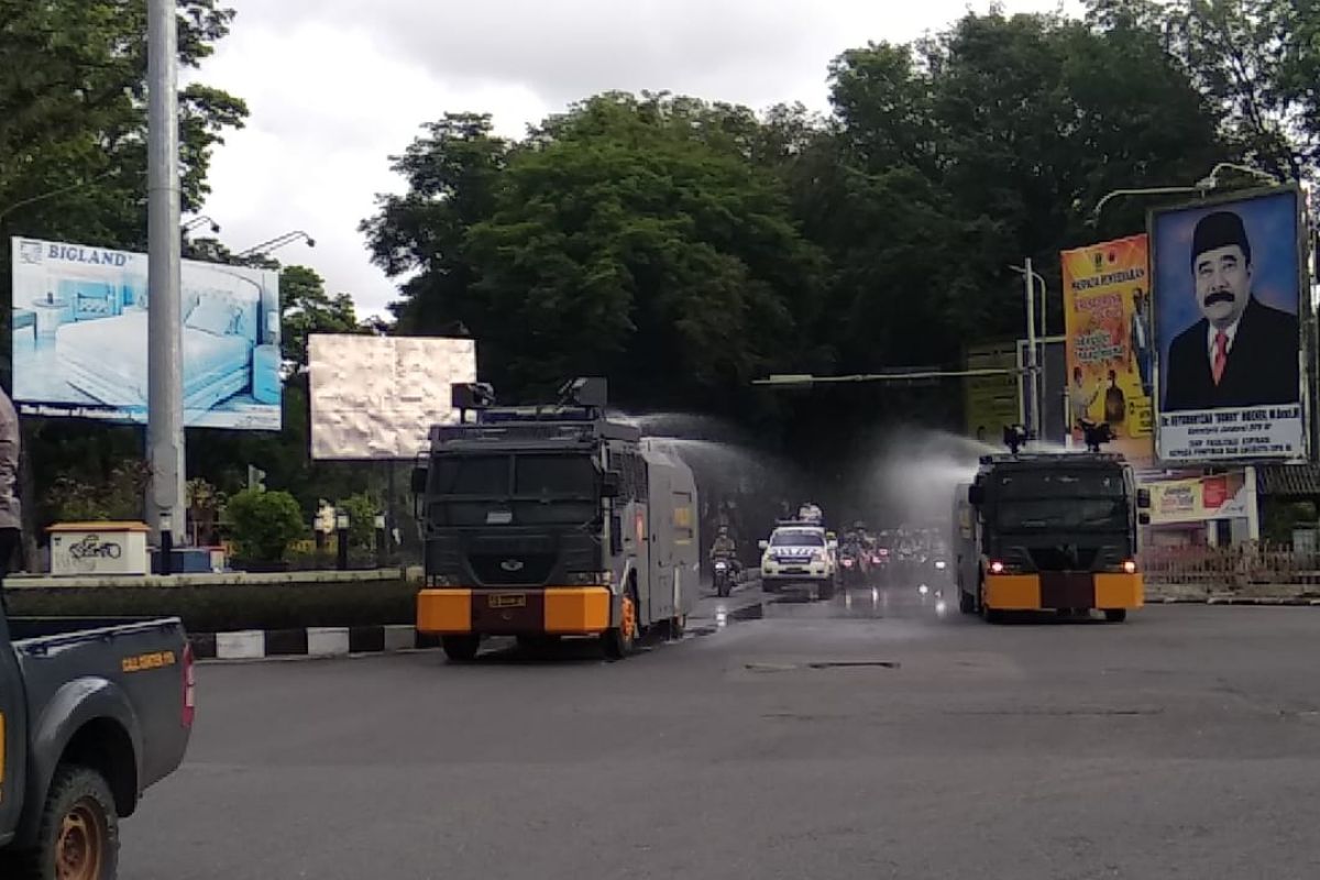 Tak hanya mengurai massa ketika unjuk rasa, ini fungsi lain mobil water canon Polda Sumbar