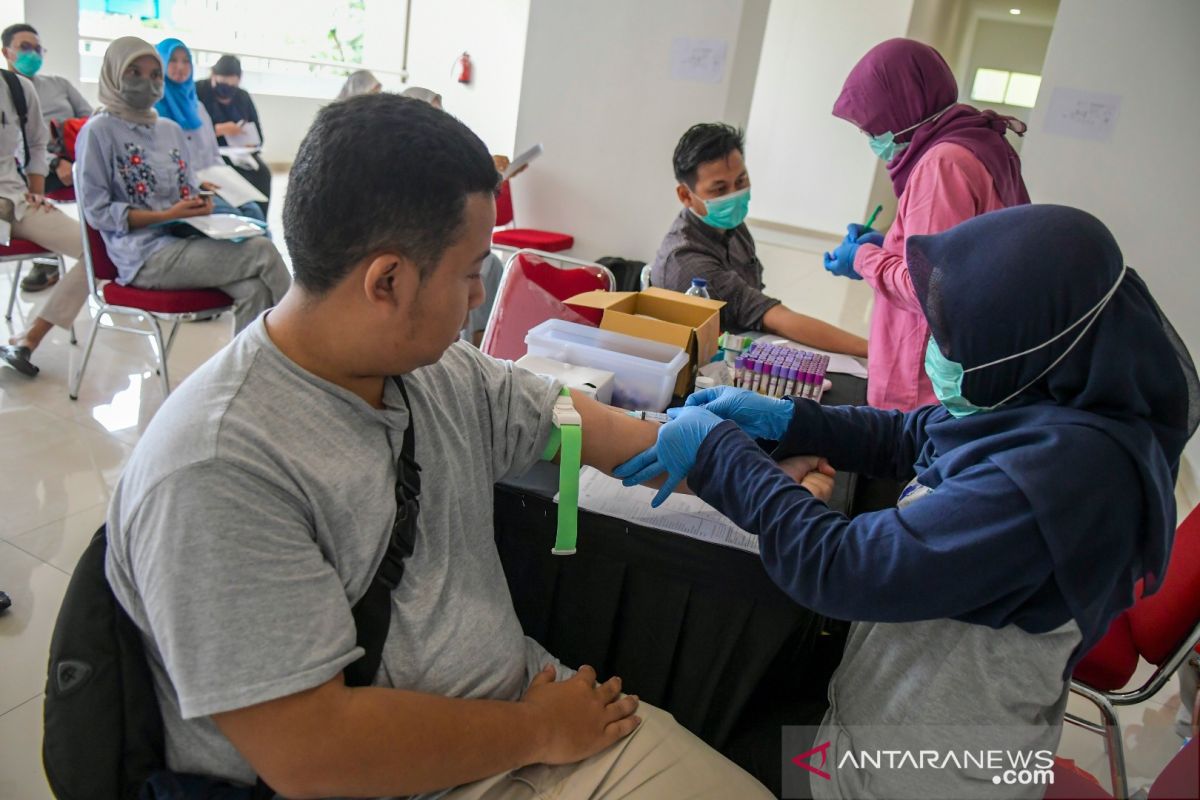 Dokter larang orang minum kopi dan teh sebelum tes darah di laboratorium