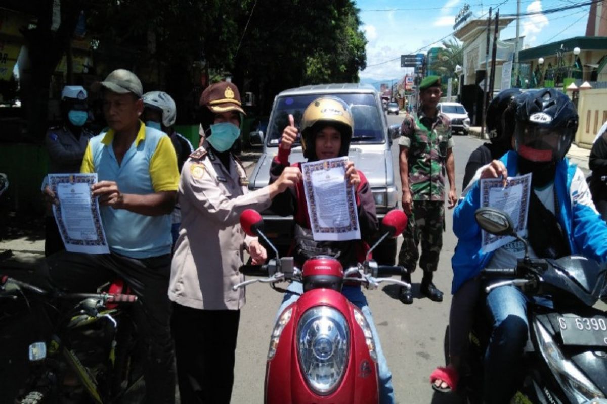 Cegah penularan COVID-19, Polres Batang bagikan selebaran kepada pengendara