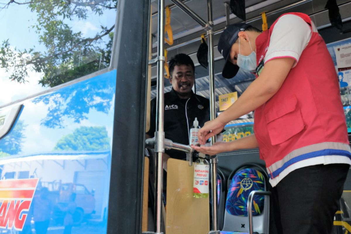 Pertamina bantu 250 liter cairan pembersih tangan untuk Trans Semarang