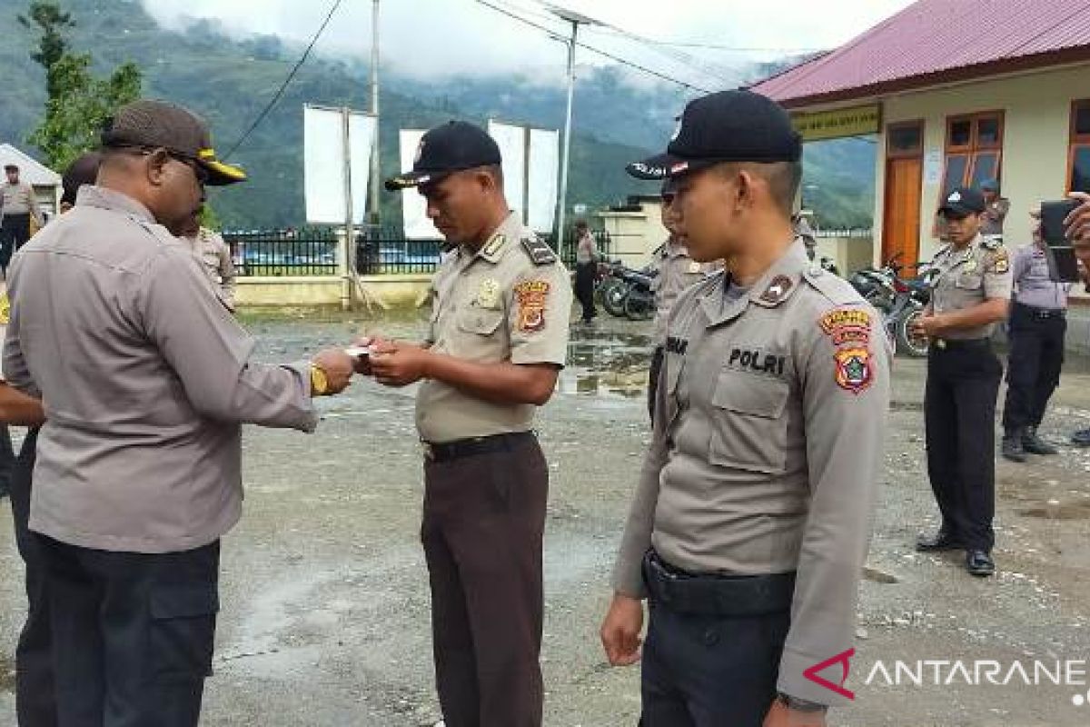 Polres Tolikara bagikan vitamin cegah COVID-19