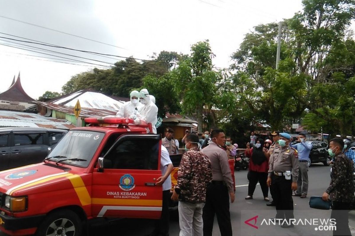 Keluarga pasien positif virus corona/COVID-19 di Bukittinggi dijemput untuk isolasi