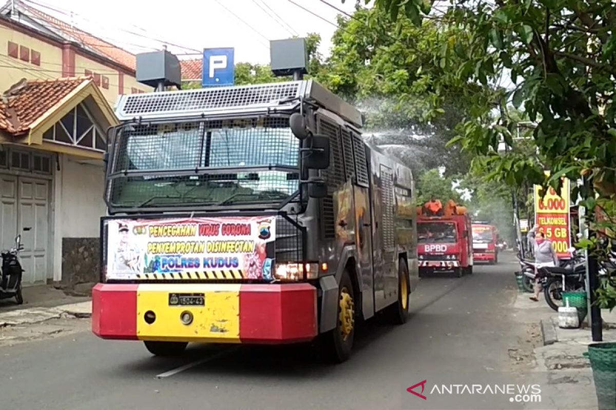 Polisi turunkan mobil "water canon" semprot jalan dengan disinfektan