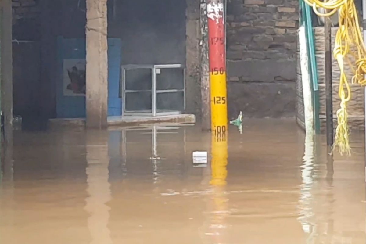 Jakarta banjir lagi,  Kali Ciliwung meluap merendam Kebon Pala hingga satu meter