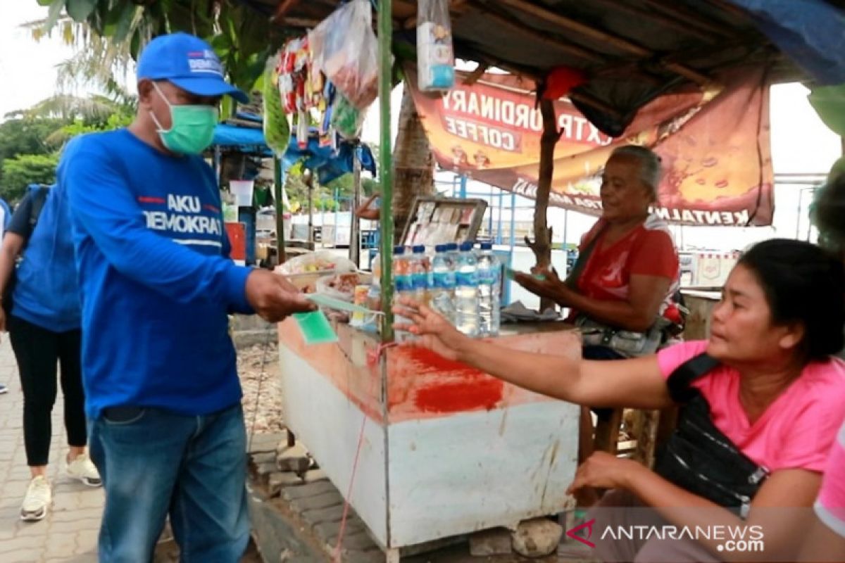 Demokrat NTT bagi-bagi masker dan penyemprotan desinfektan