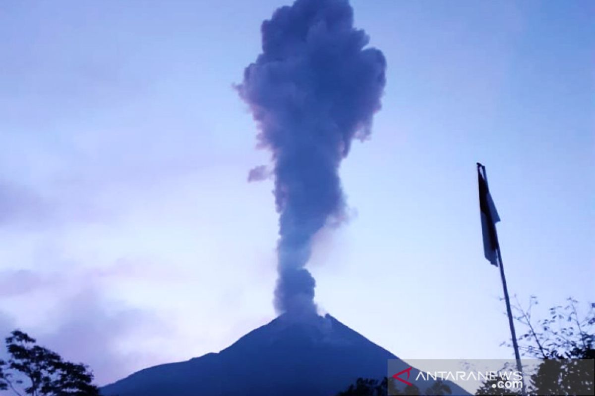 Merapi erupsi, hujan abu tipis di Srumbung, Magelang