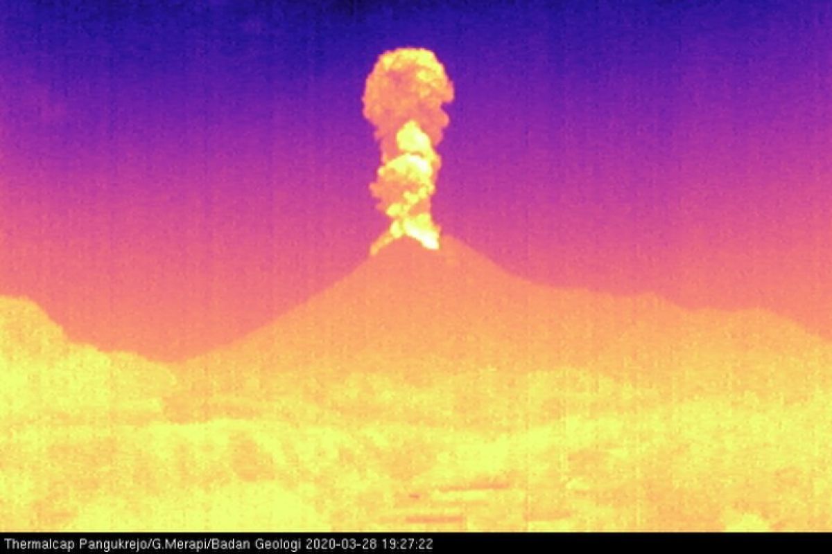 Gunung Merapi kembali meletus dengan tinggi kolom 3.000 meter