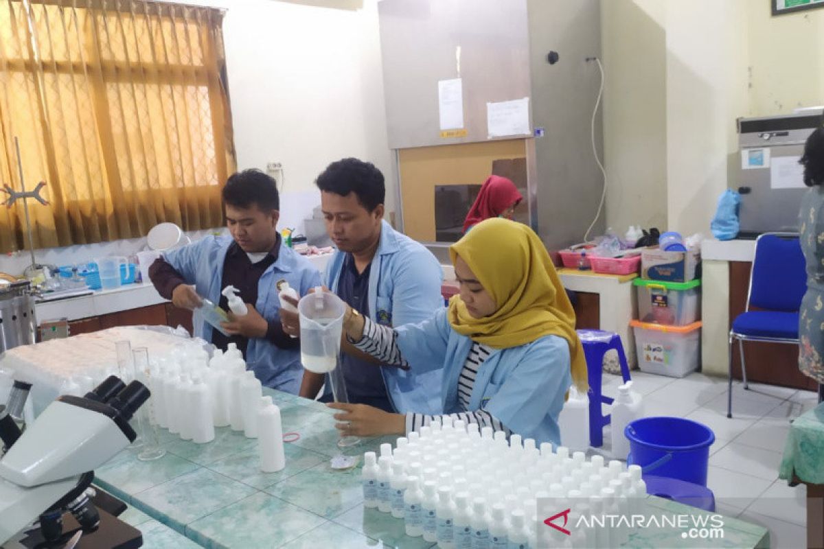 Unisri Solo produksi cairan pembersih tangan untuk masyarakat