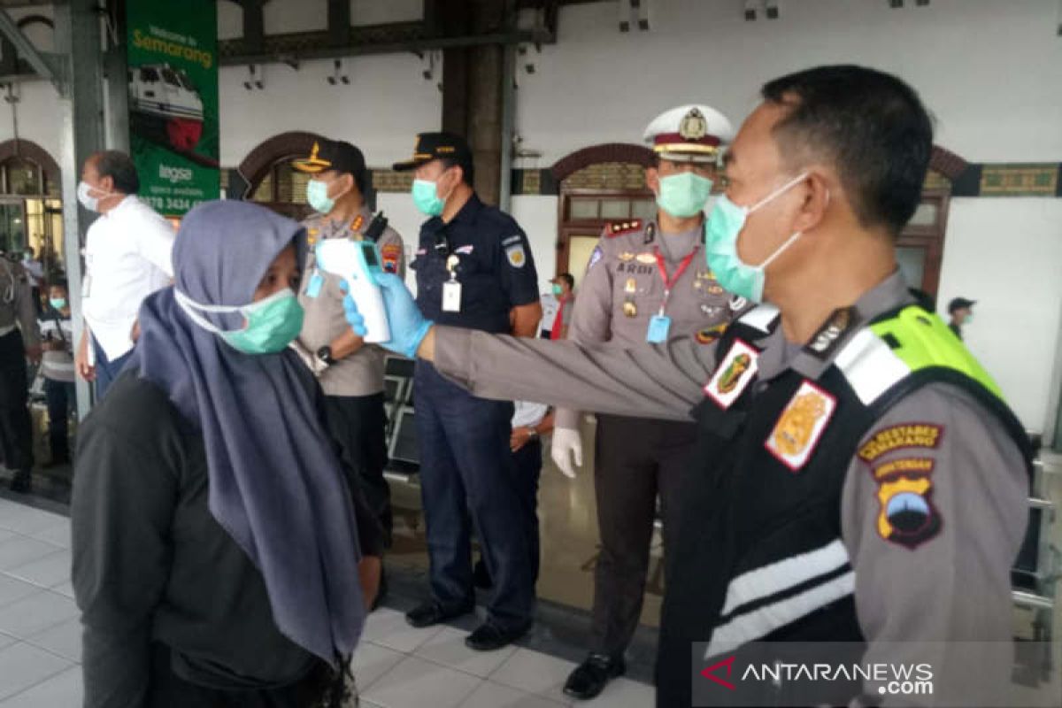 Penumpang KA pemberhentian Semarang diminta isi formulir bersedia mengisolasi diri