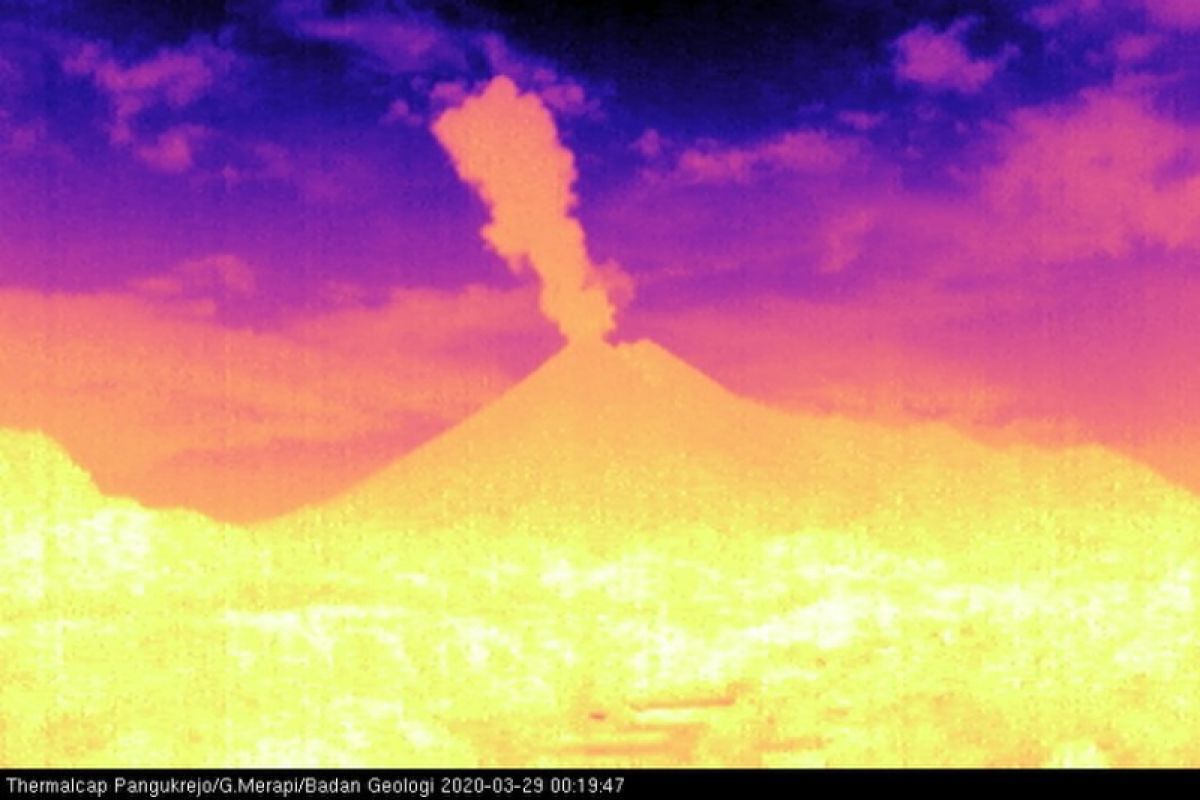 Merapi meletus lagi dengan tinggi kolom 1.500 meter