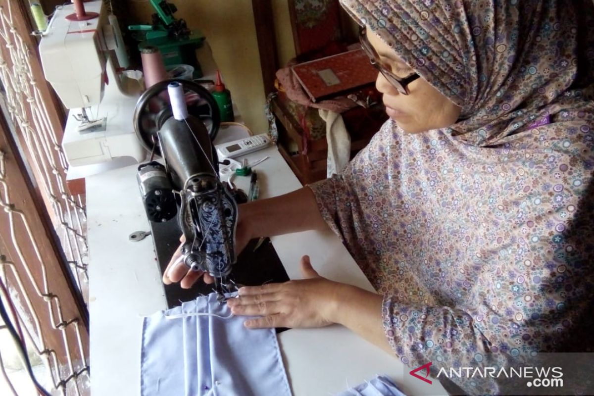 Gandeng penjahit, Dekranasda Siak produksi 10.000 masker