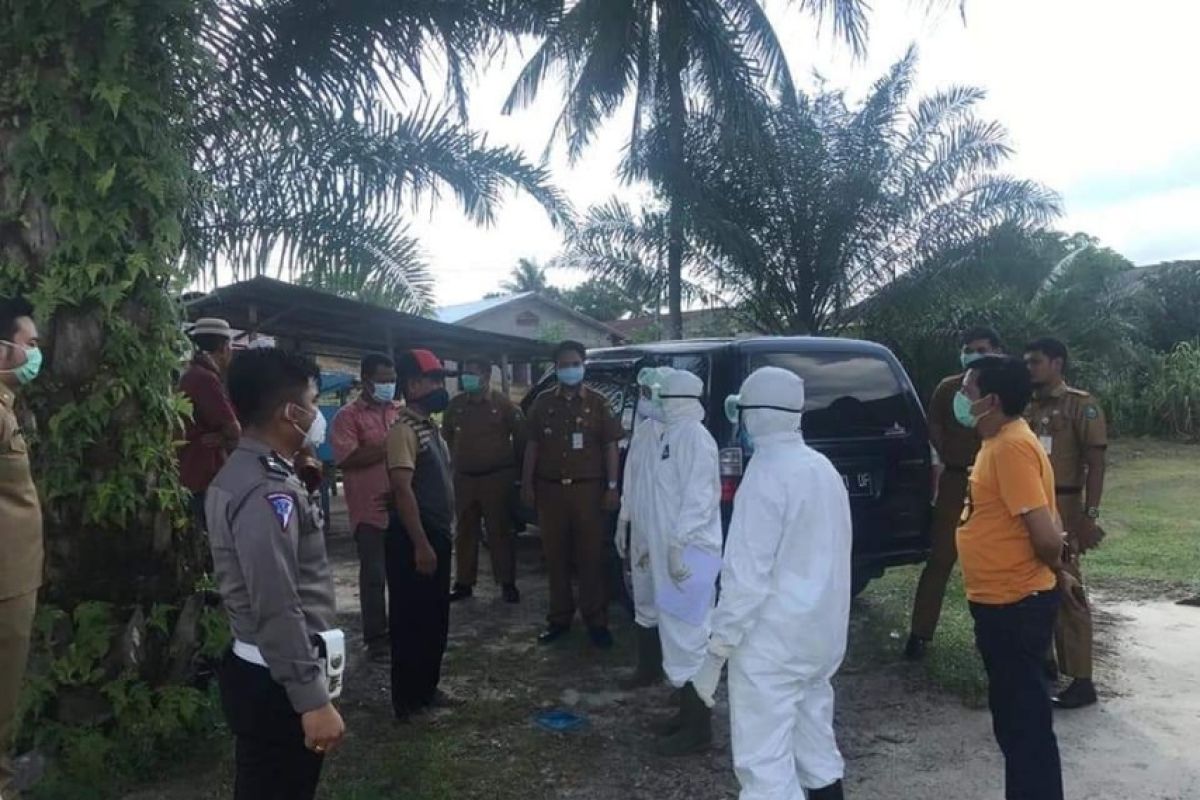 Rumah pasien positif COVID-19 di Duri disemprotkan disinfektan