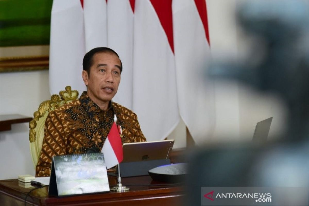 Presiden Joko Widodo minta jajarannya pastikan apotek dan toko bahan pokok tetap buka