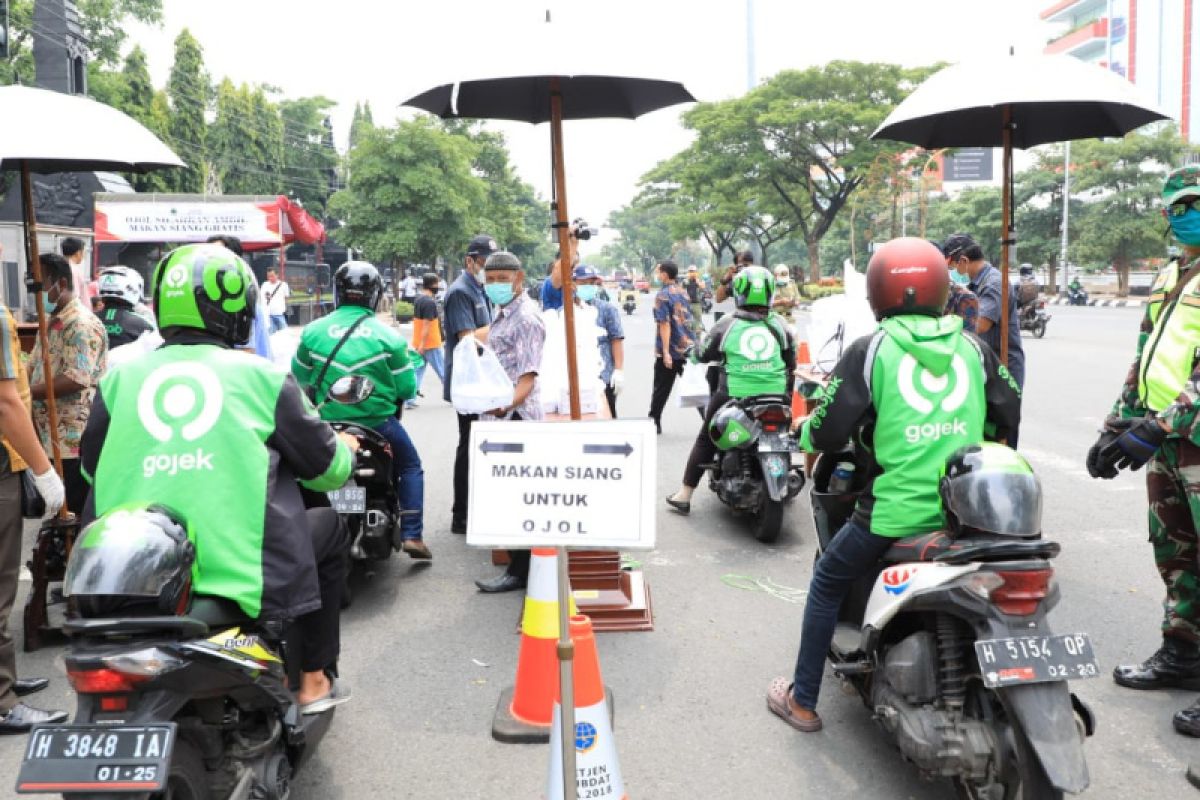 Pemprov Jateng bagikan 1.000 nasi kotak kepada mitra ojek daring