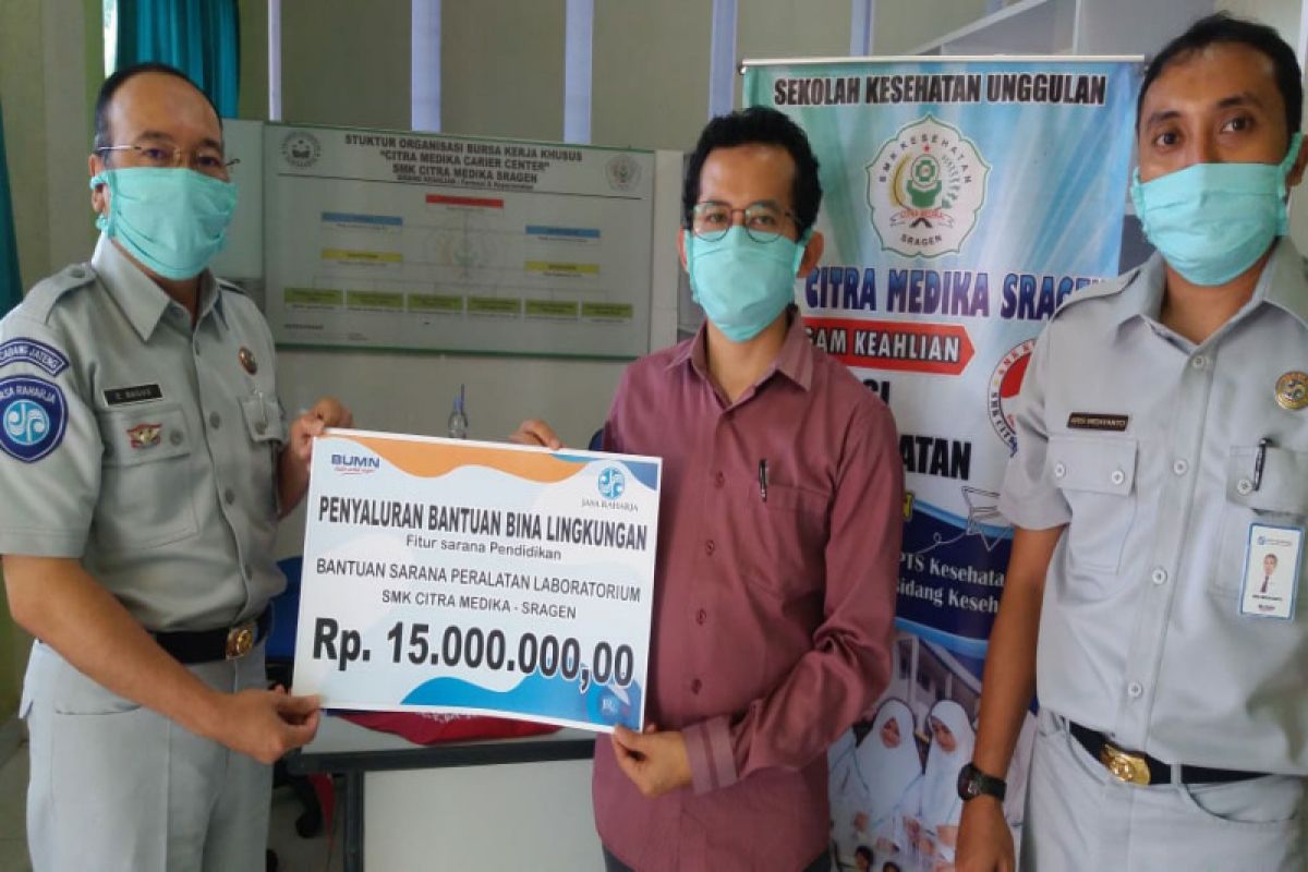 Jasa Raharja bantu SMK Sragen produksi masker dan "hand sanitizer"