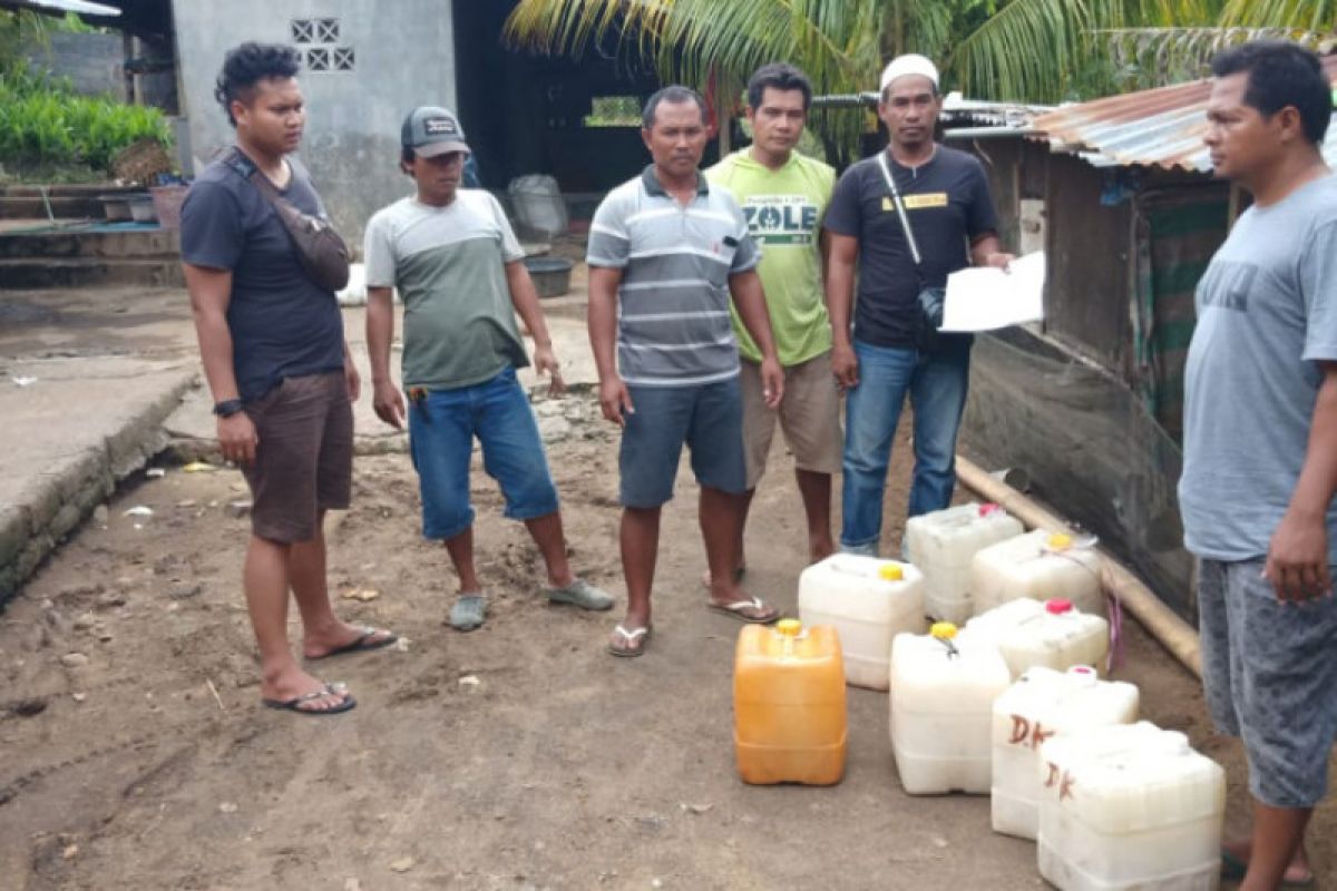 Gerebek tempat produksi miras oplosan, polisi amankan 8 jerigen brem