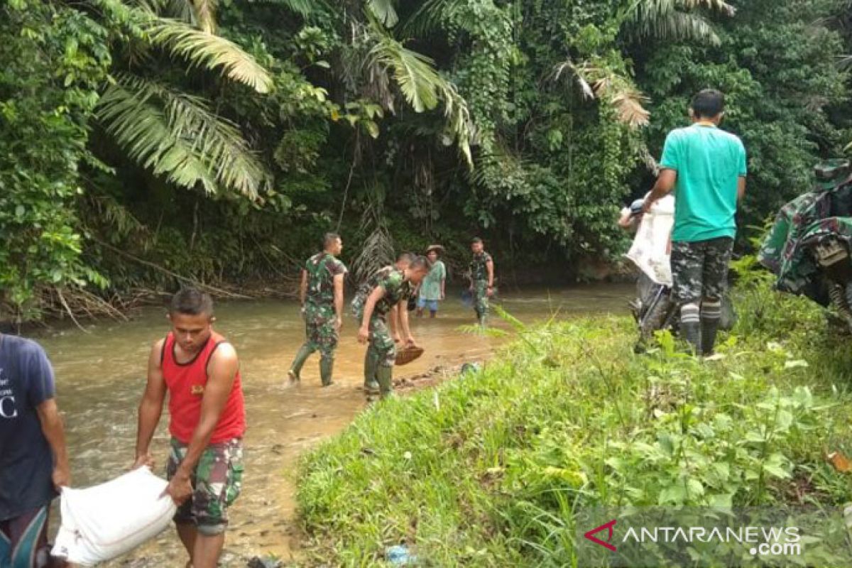 Sukseskan TMMD, anggota Satgas dan masyarakat saling bahu membahu