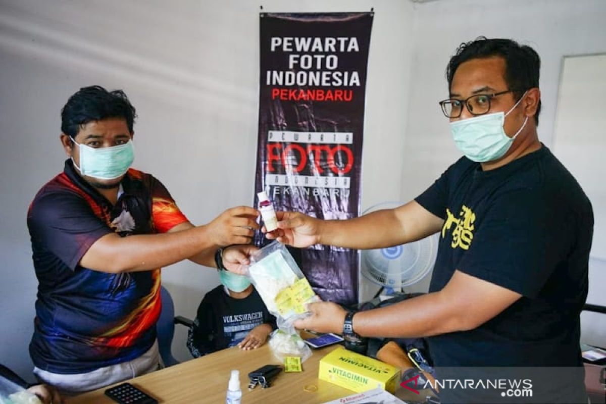 Lindungi pewarta foto Dari Covid-19, PFI Pekanbaru Bagikan Masker dan Hand Sanitizer