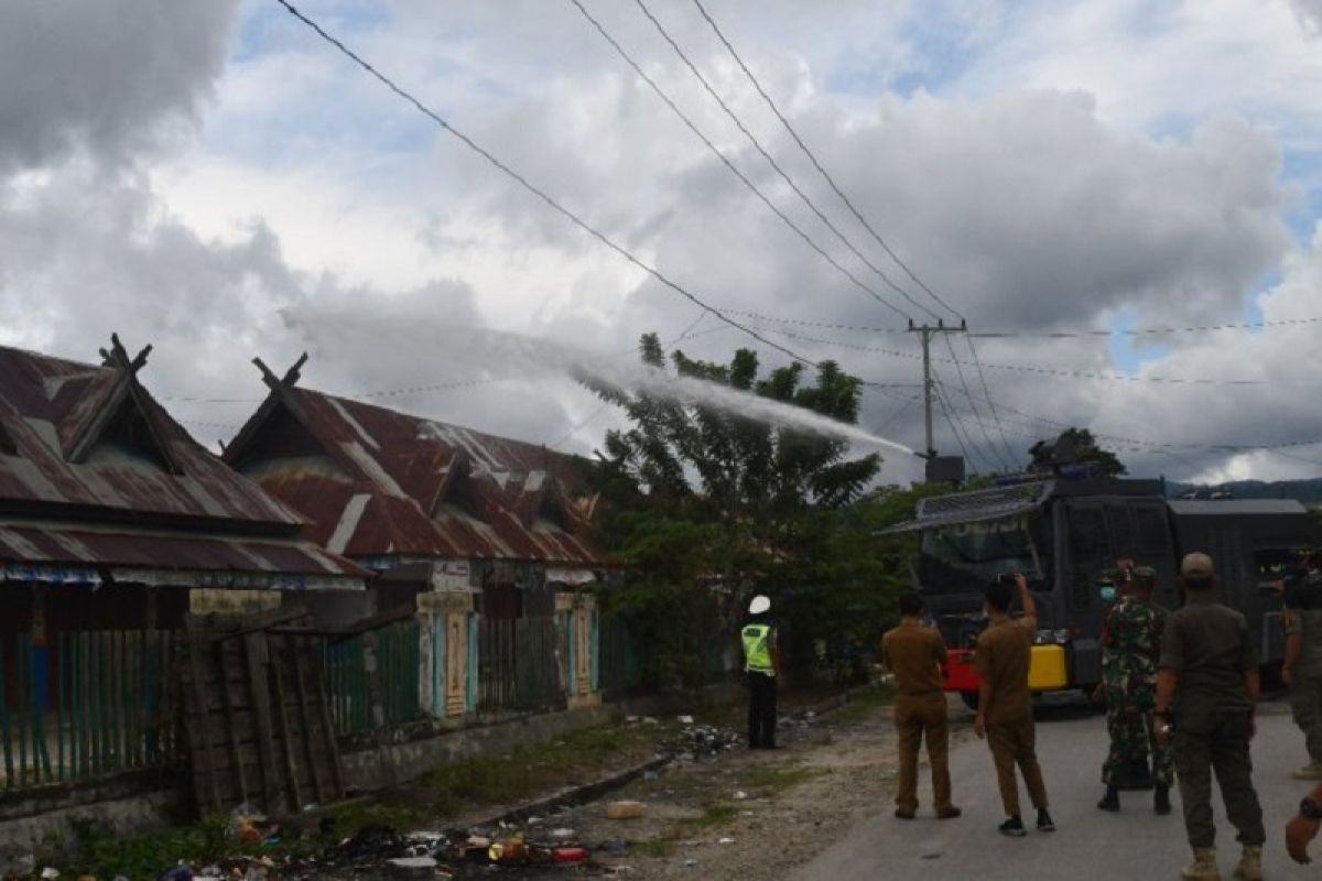 Di Kolaka Timur, Polres-Pemda semprotkan disinfektan ke fasilitas umum