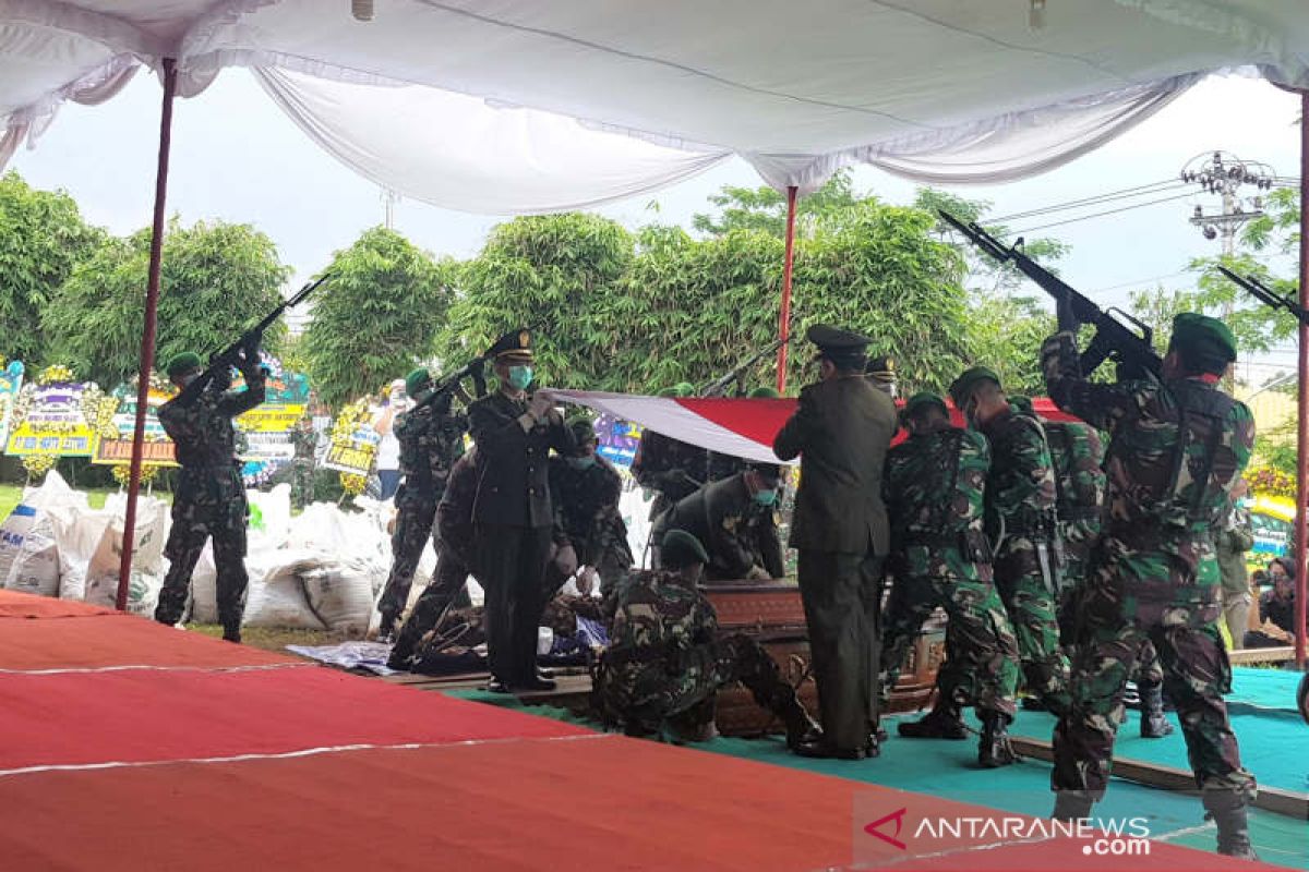 Pangdam IV/ Diponegoro pimpin upacara pemakaman Bob Hasan