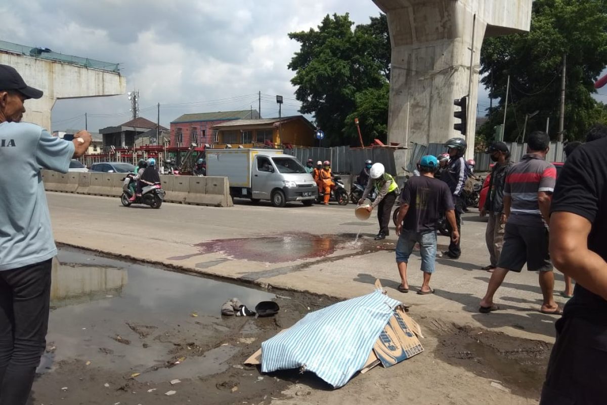 Nahas! Pejalan kaki tewas seketika usai terlindas truk Fuso