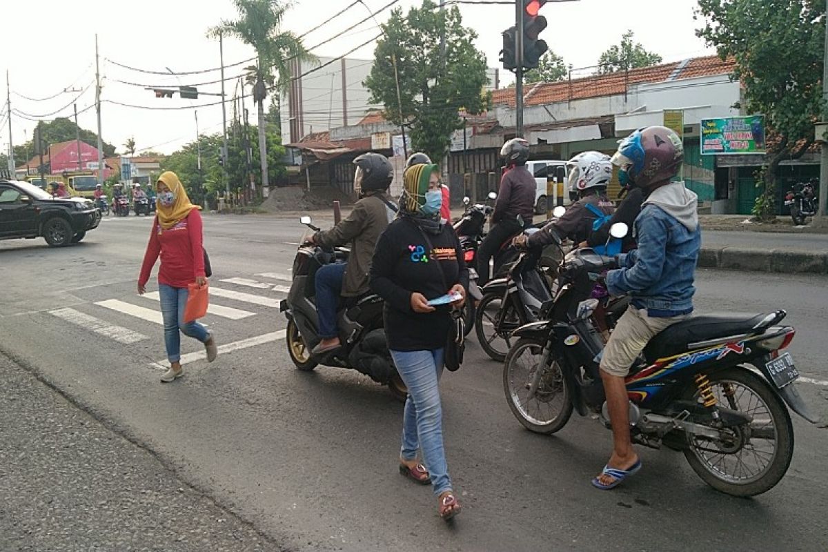 Komunitas Pekalongan Curhat bagikan ratusan masker