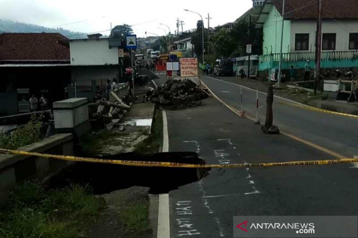 Jembatan ambrol,  jalur utama Temanggung-Wonosobo ditutup total