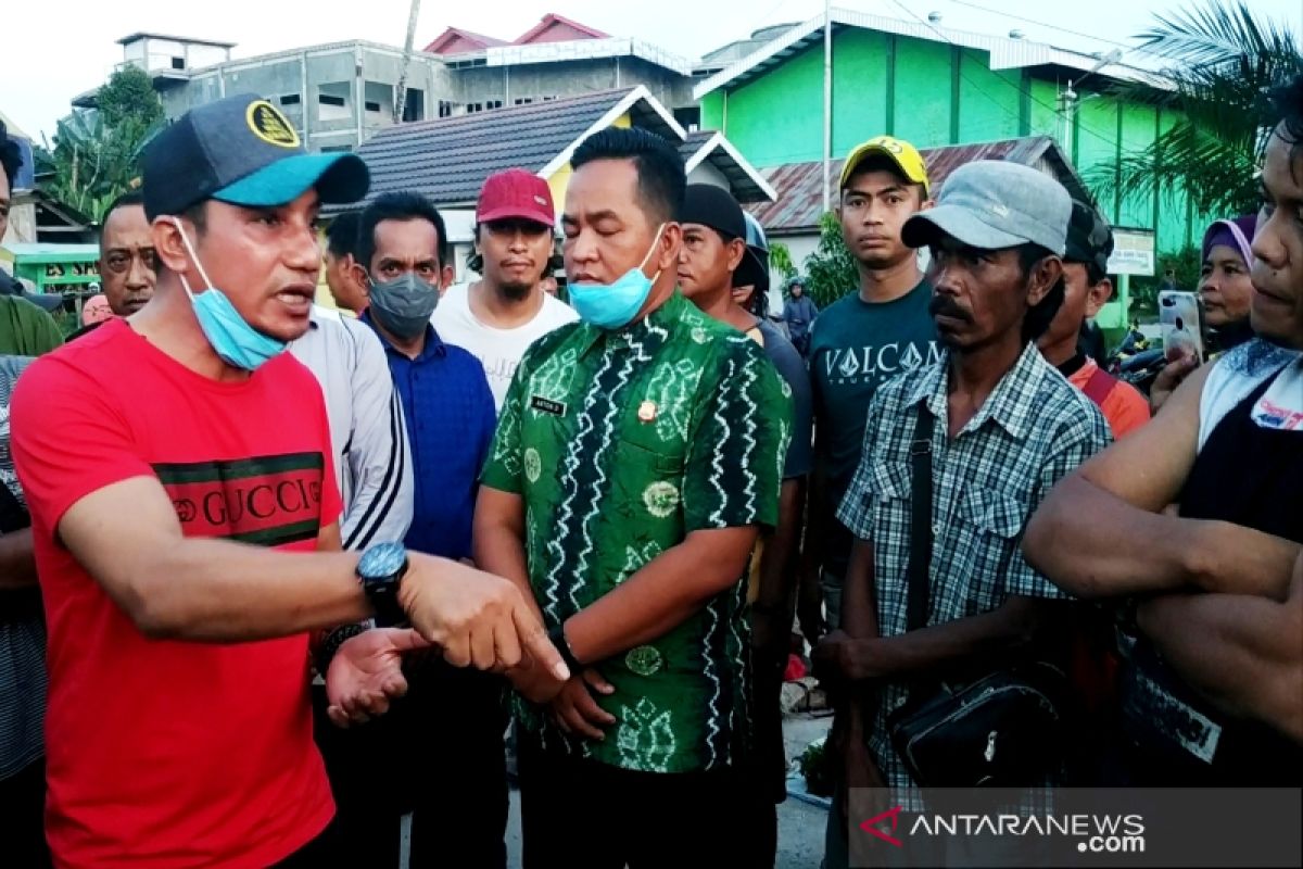 Bupati Kotim turun langsung bubarkan pasar dadakan