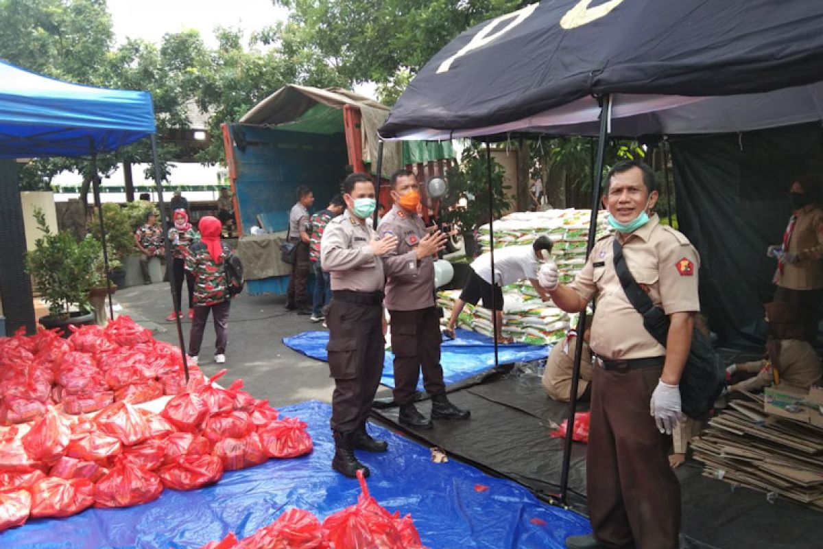 Polda Lampung dan Masyarakat Peduli COVID-19 bagikan sembako bagi warga tidak mampu