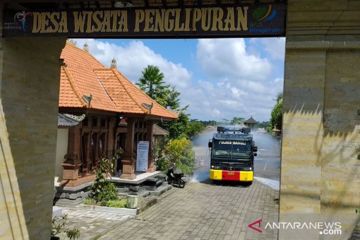 Desa wisata Penglipuran Bali disemprot disinfektan, cegah wisatawan terpapar