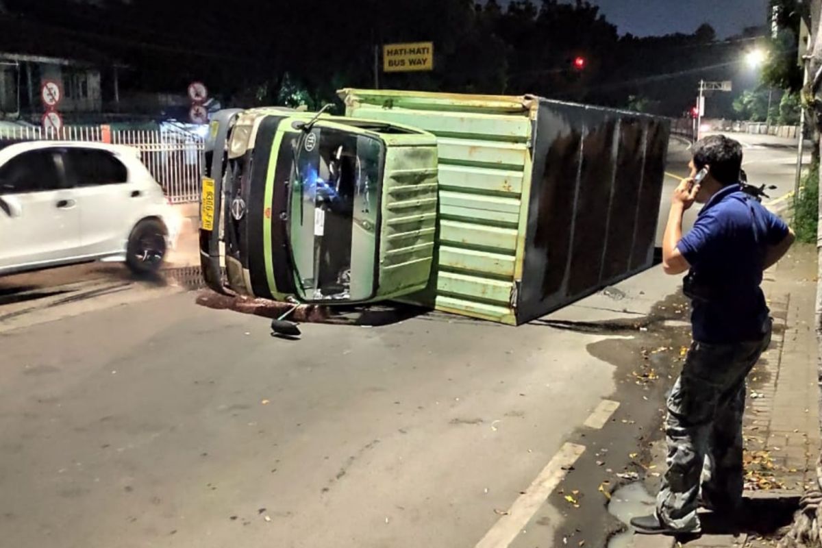 Truk pengangkut sembako terguling di Jalan Raya Pondok Gede