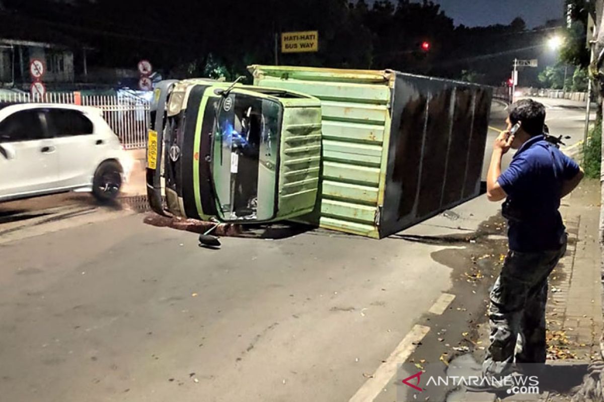 Truk bermuatan bantuan sembako COVID-19 terguling