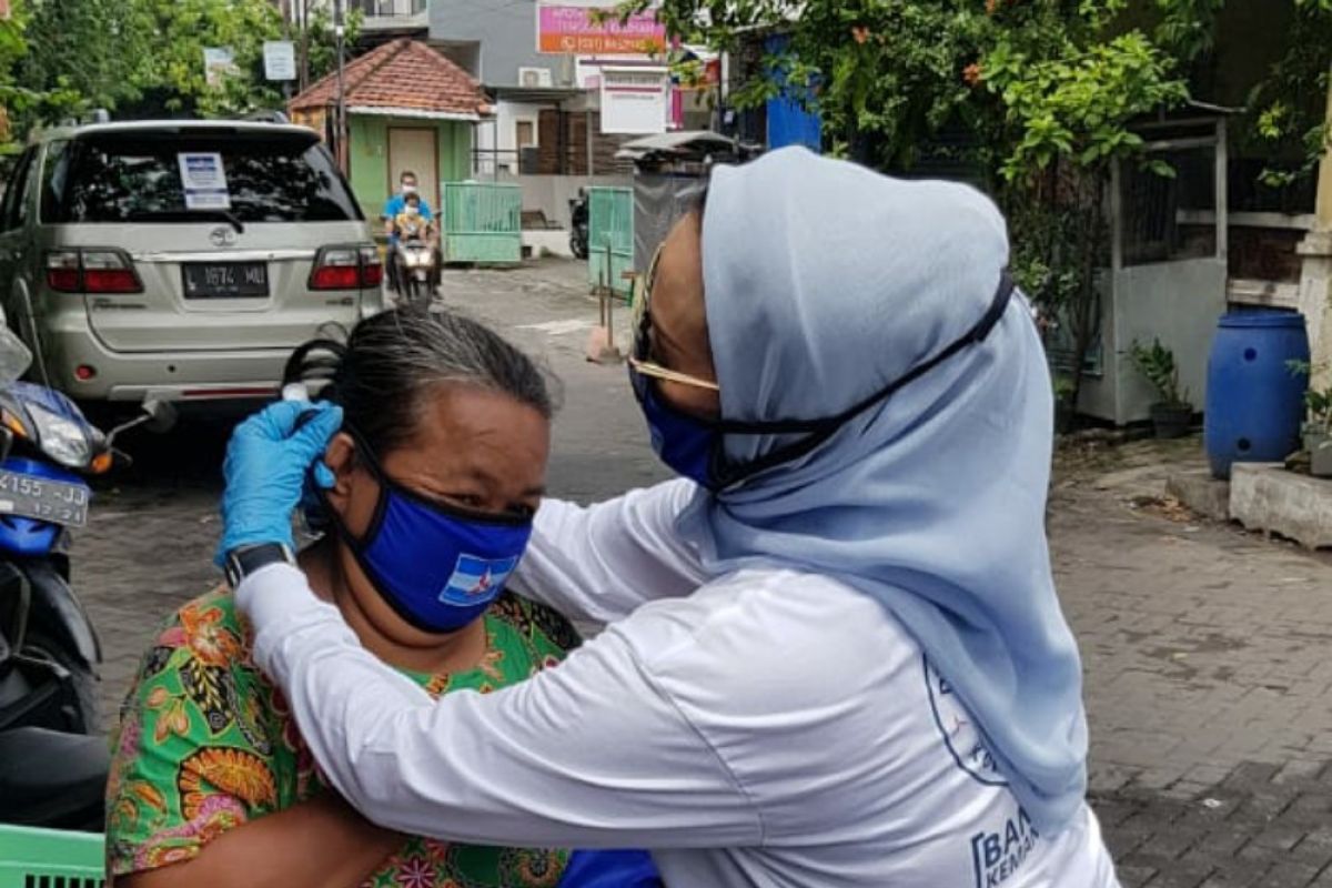 Demokrat Surabaya bagikan 10 ribu masker gratis cegah COVID-19