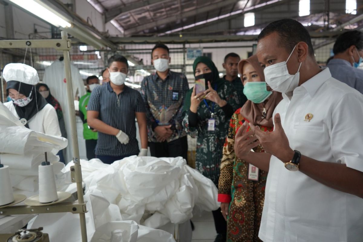 Pantau produksi APD, Kepala BKPM Bahlil kunjungi perusahaan peroleh izin edar