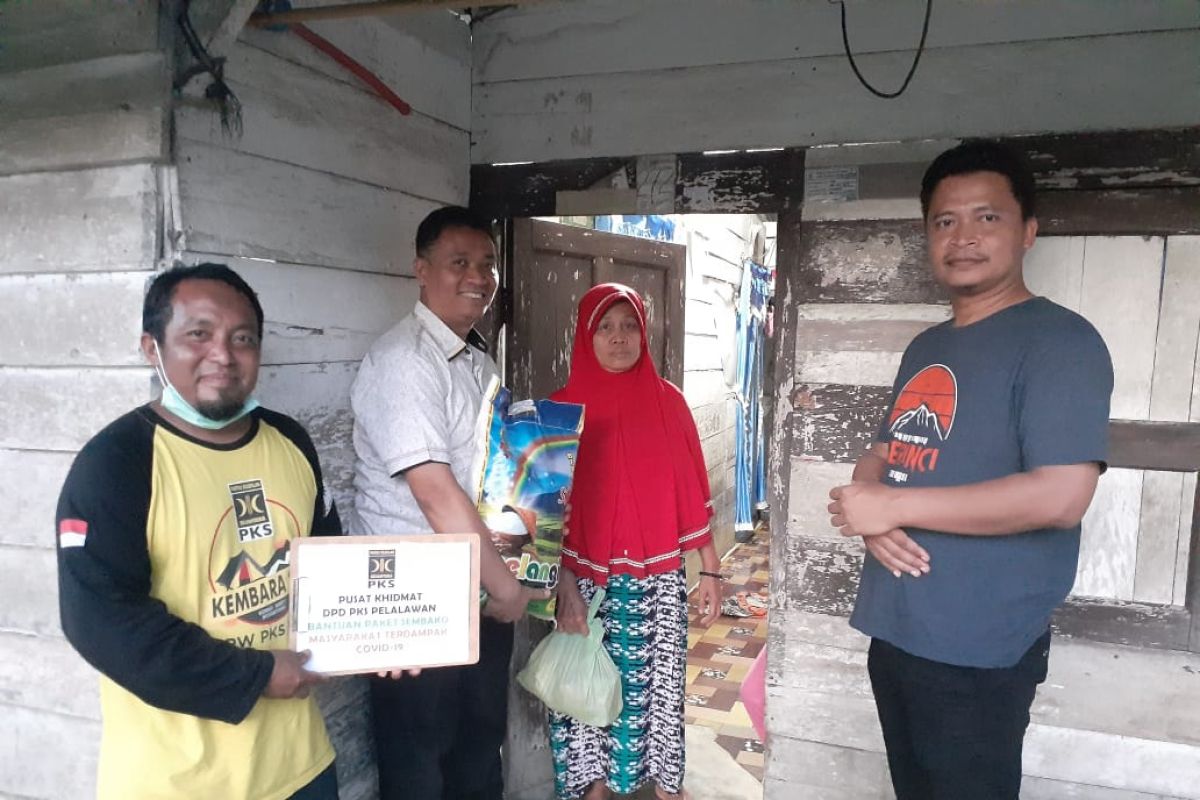 F-PKS DPRD Riau dan PKS Pelalawan distribusikan 3 ton beras dan sembako untuk dhuafa