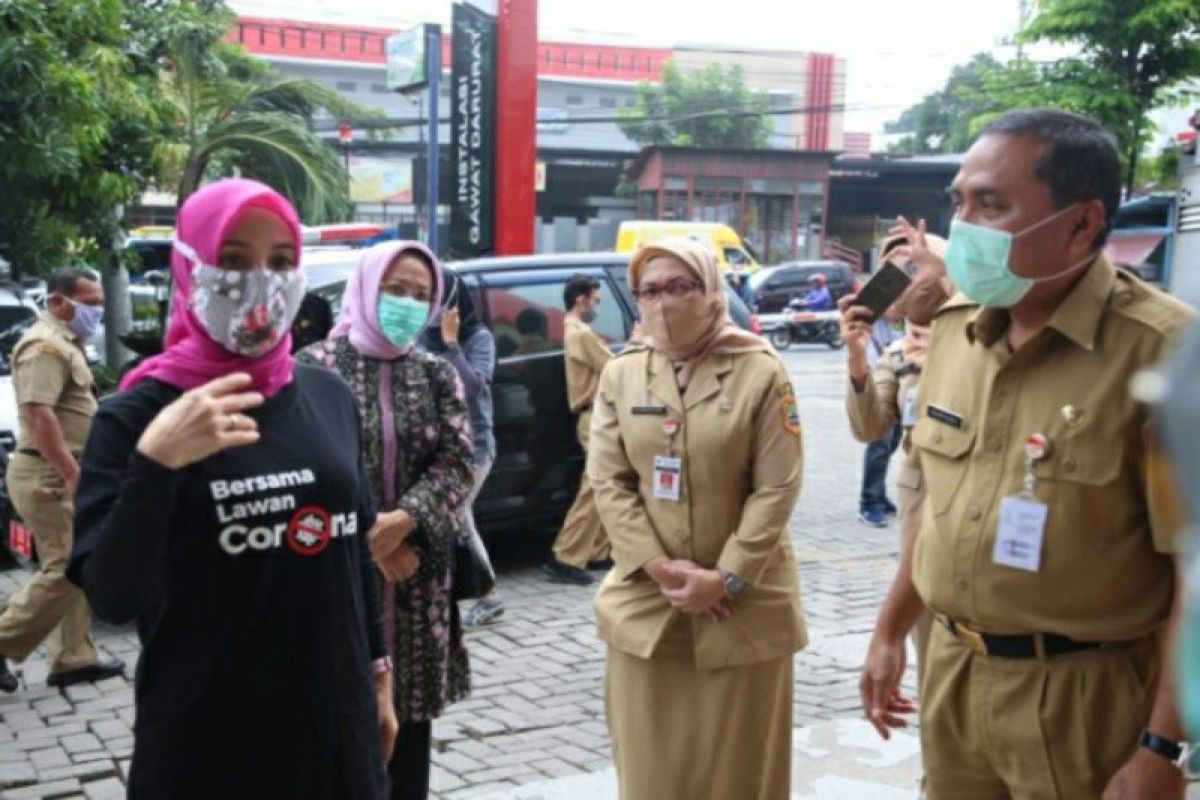 Atikoh ajak kader PKK berikan donasi ke keluarga terdampak COVID-19