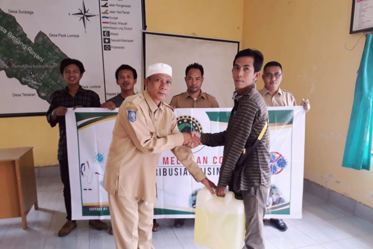 Laskar Sasak membagikan 50 ribu liter cairan disinfektan di Lombok