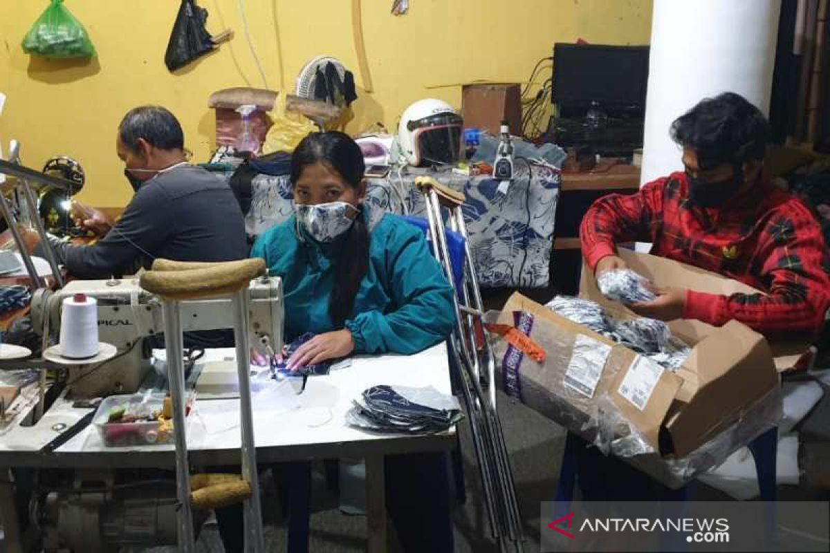 Penyandang disabilitas Wonosobo bagikan masker hasil produksinya ke masyarakat