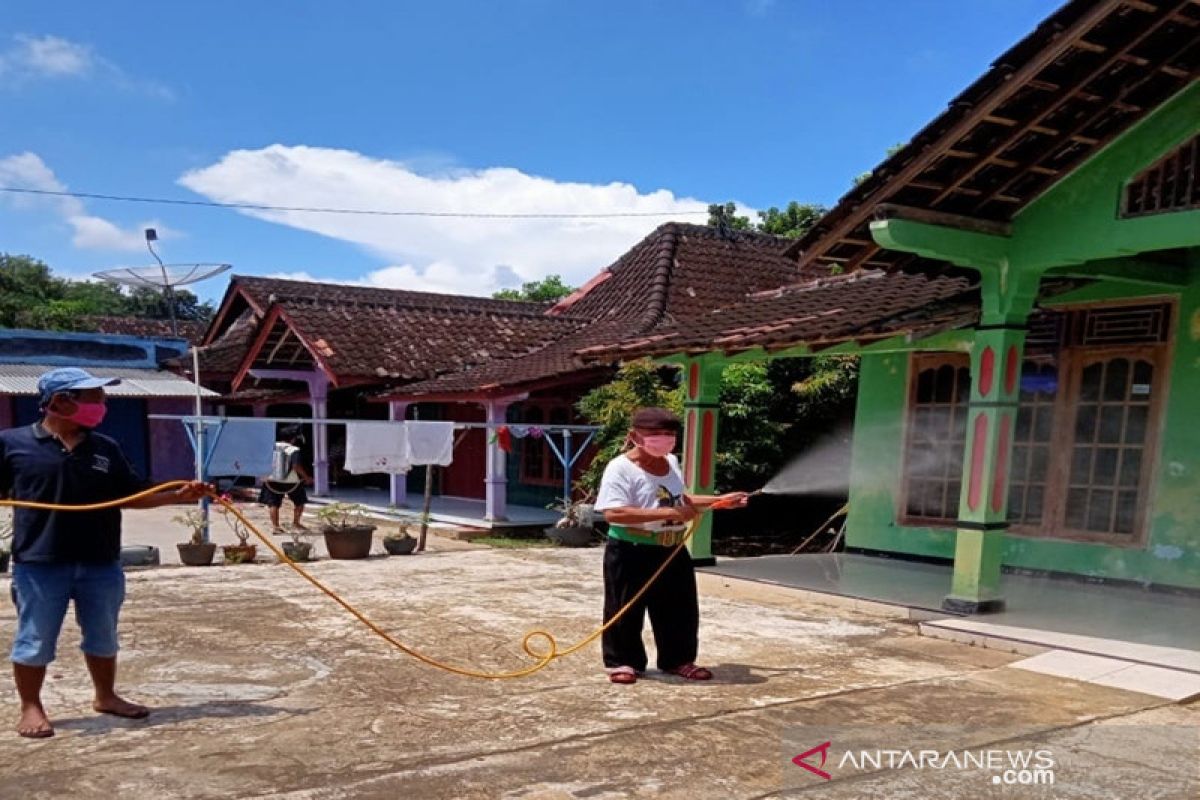 Pelukis wayang Boyolali bersama masyarakat cegah COVID-19