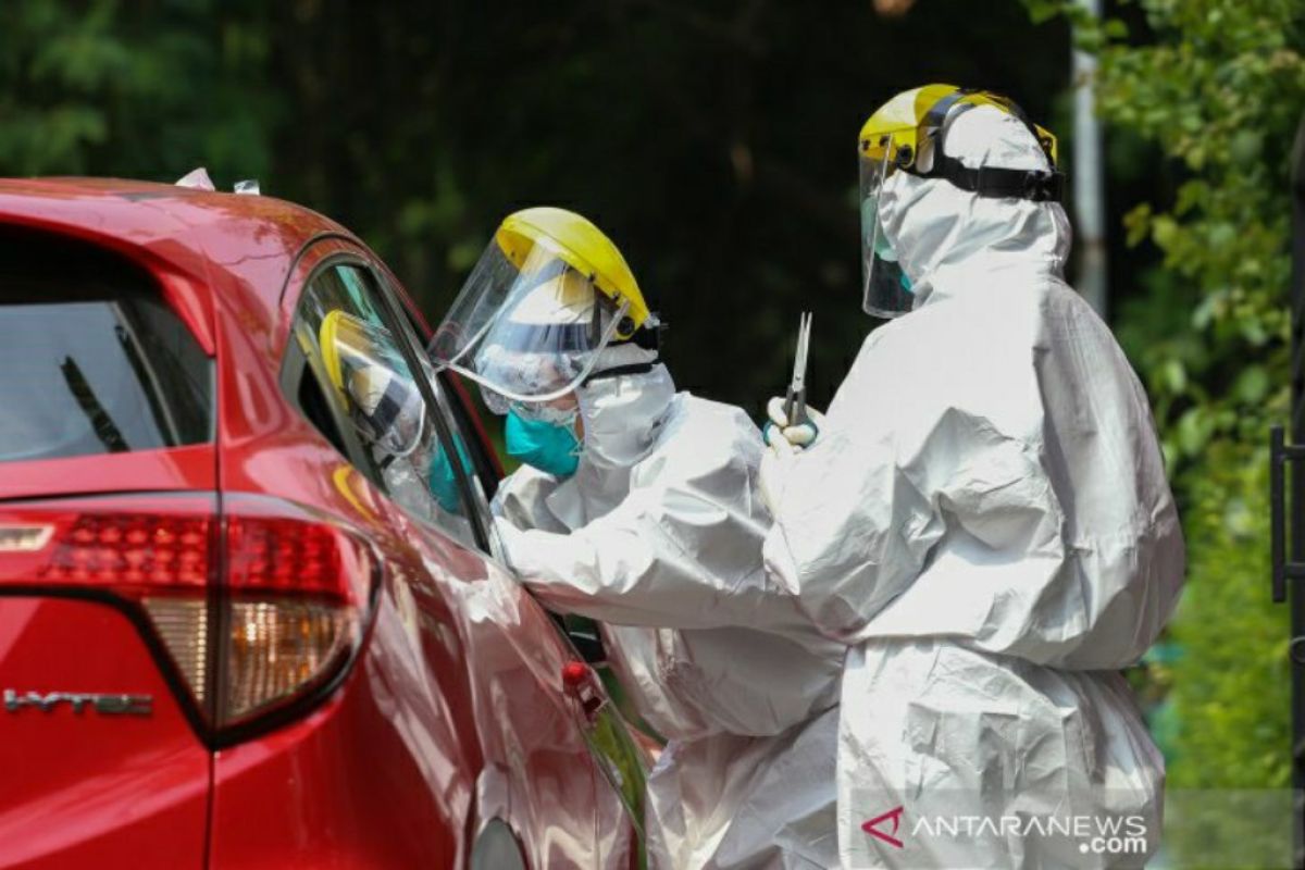 Swab test Corona bagi sopir taksi di Tangerang