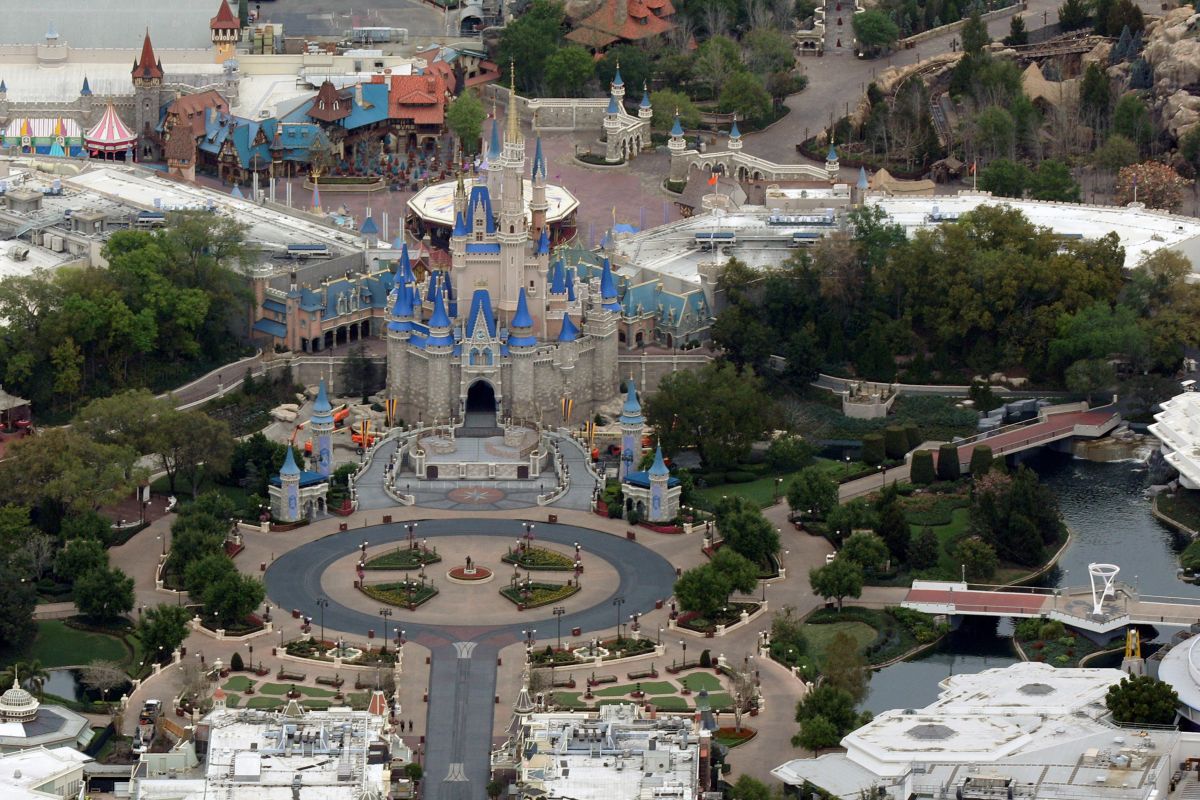 43 ribu karyawan Disneyland dirumahkan