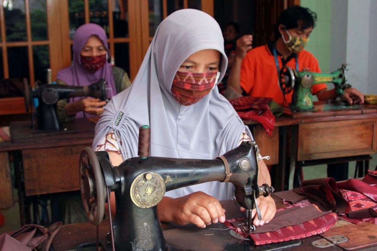 Masker tenun ikat Kediri banjir pesanan