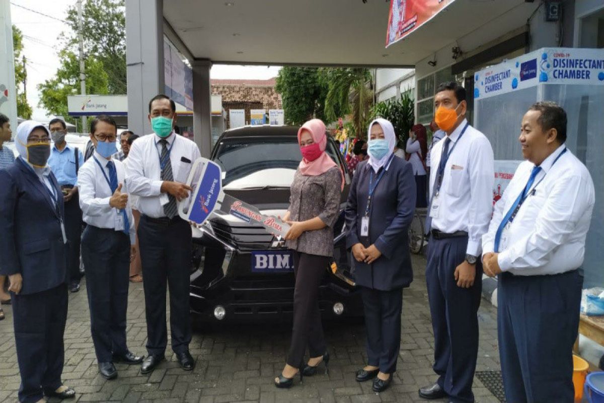 Guru honorer raih Mitsubishi Xpander dari undian BIMA Bank Jateng